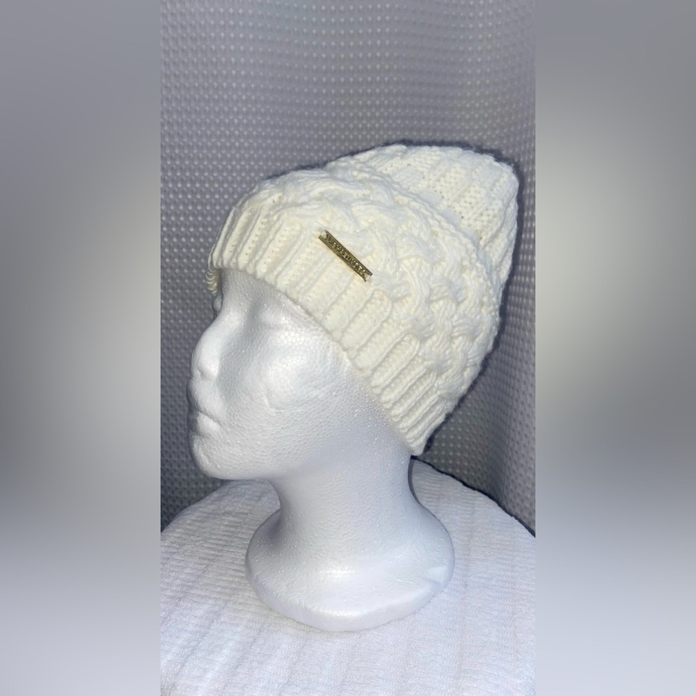 Women’s Michael Kors white knitted toque Beanie with gold‎ Brand tag NWOT